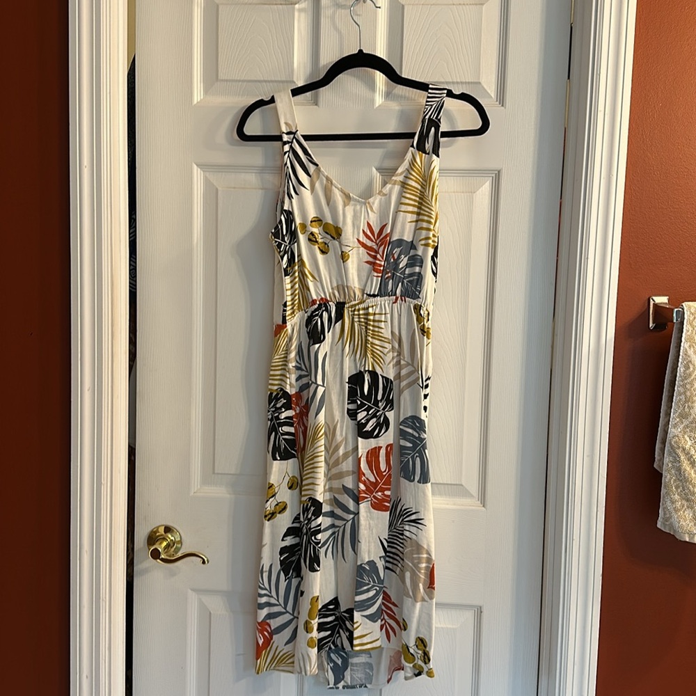 Beautiful button up dress these in the front and back size medium - Picture 4 of 4
